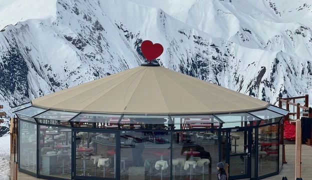 espace extérieur dédié à l’accueil des skieurs.