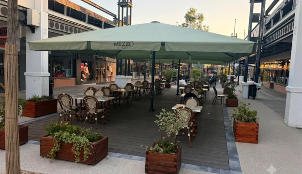 Grand parasol 5x5 pour centre commercial