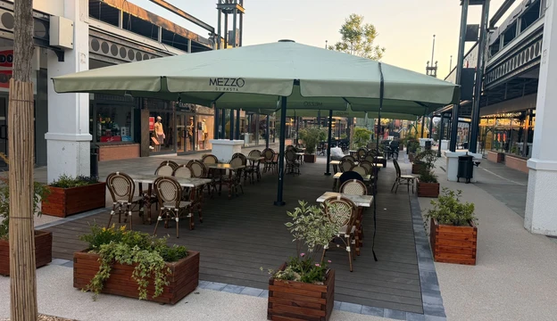 Grand parasol pour centre commercial