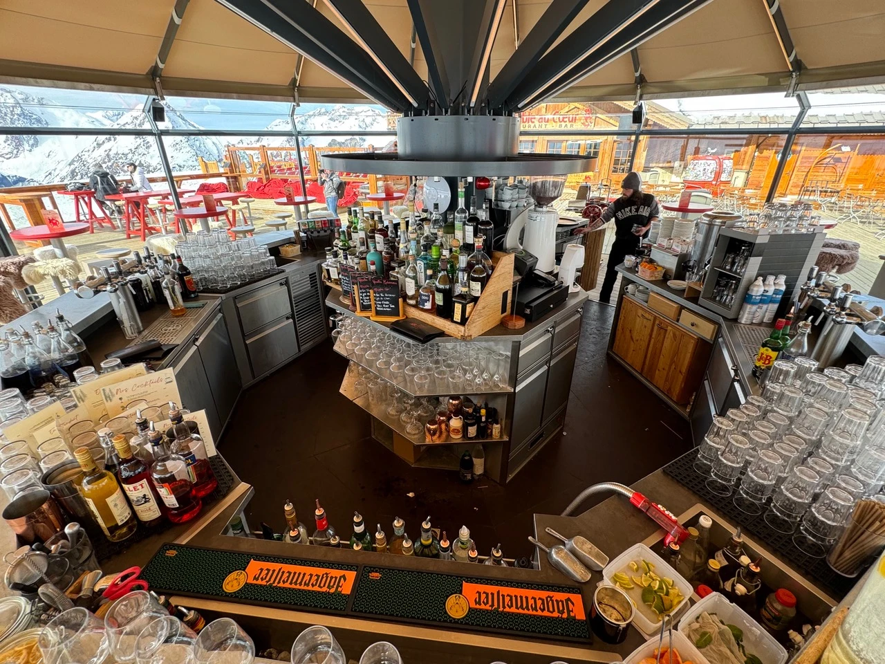 espace extérieur dédié à l’accueil des skieurs.