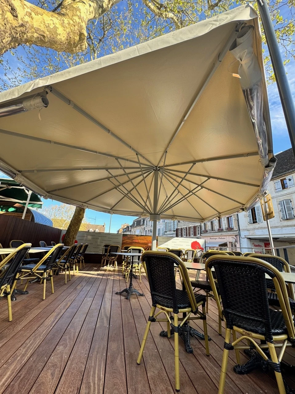 Parasol sur mesure, terrasse de restaurant