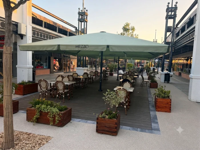 Grand parasol 6x6 pour centre commercial