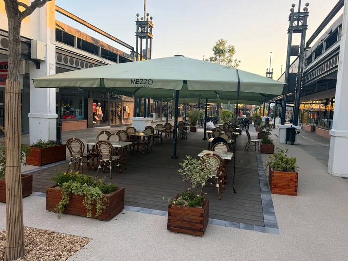 Grand parasol pour centre commercial